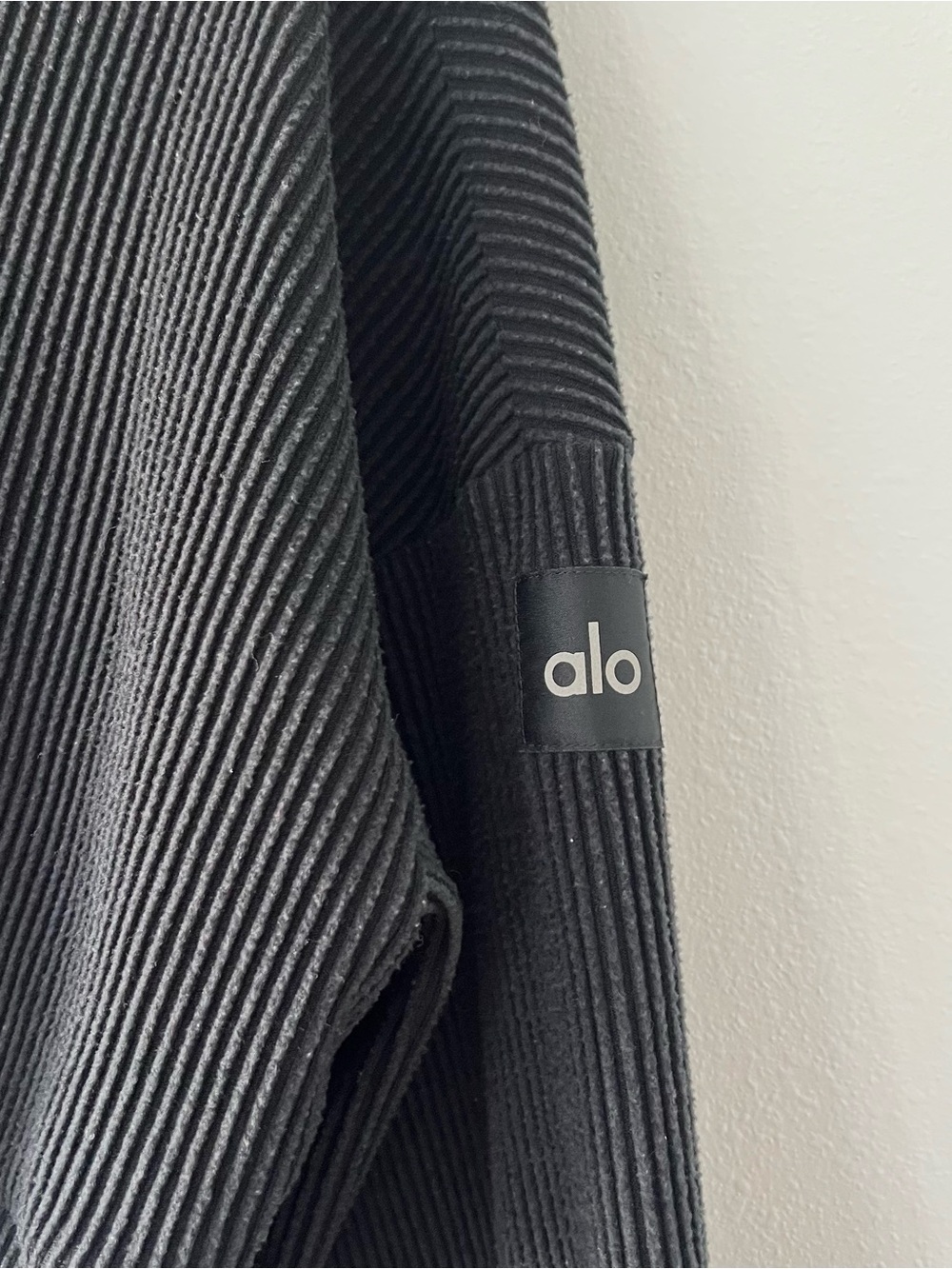 ALO | Muse Cropped Ribbed Hoodie in Black | S - Picture 3 of 4